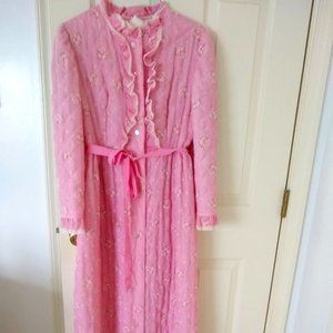 Vintage pink quilted robe embroidered with flowers